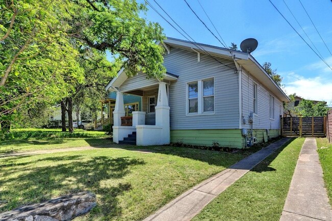 Building Photo - 1205 E 12th St