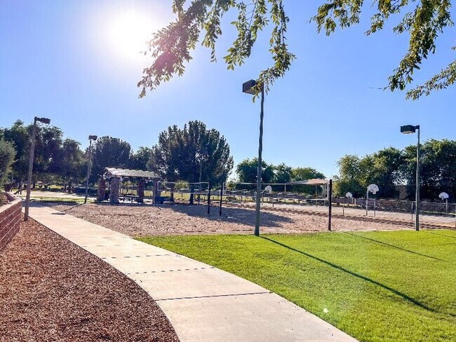 Building Photo - 2949 E Crescent Way