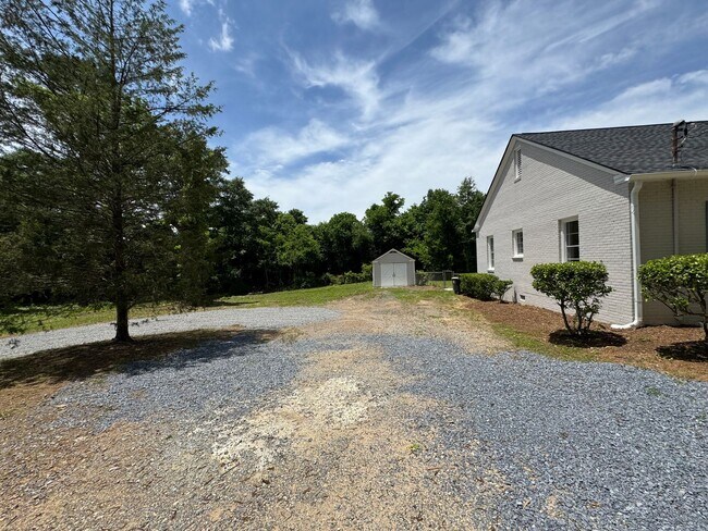 Building Photo - Renovated 3/2.5 House with bonus room in South Rome- $1,795