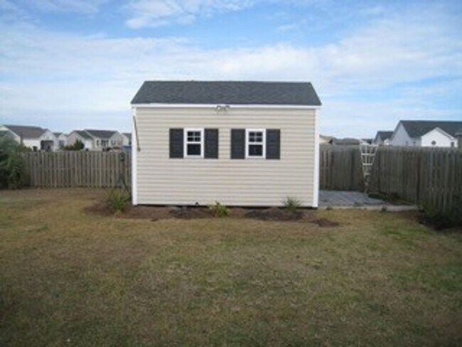 Building Photo - 3 Bedroom 2 Bath home with 2-car garage
