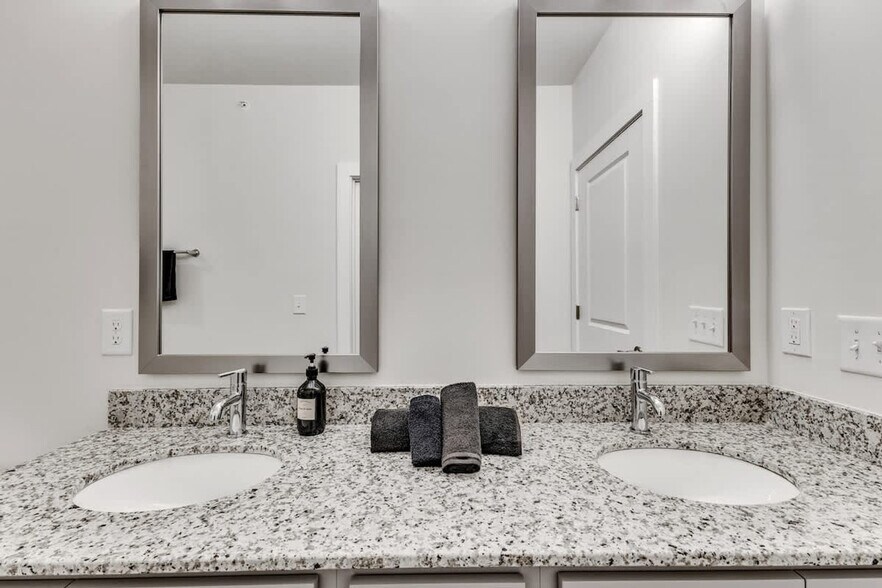 Building Photo - 928 S Miami Blvd
