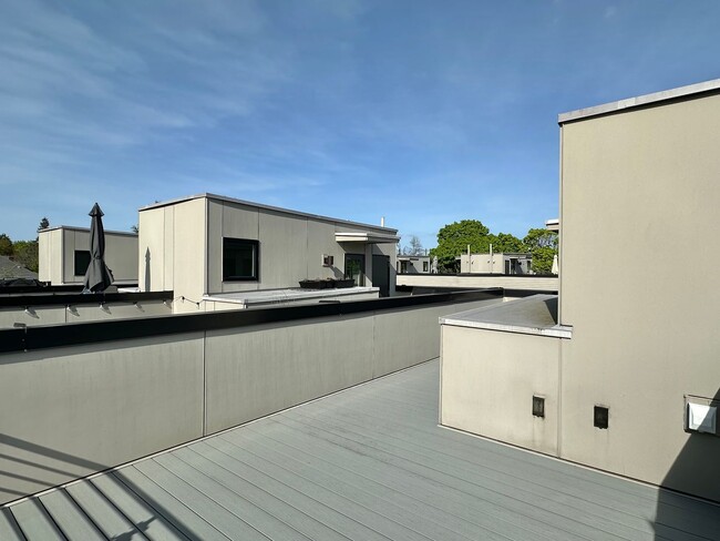 Building Photo - Modern home w/rooftop deck in desired Cher...