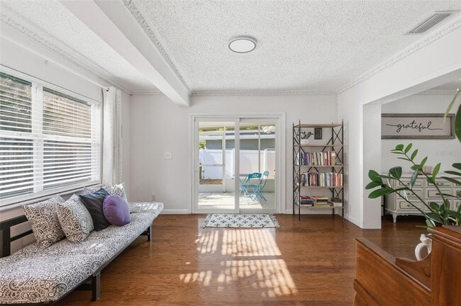 Building Photo - 2039 Pine Ridge Dr