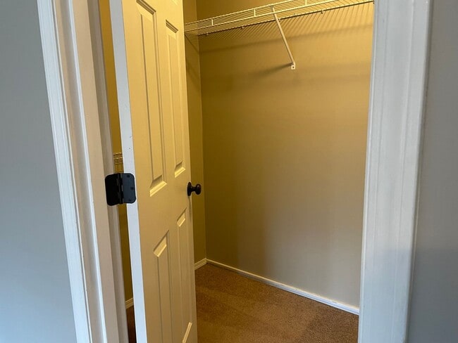 Building Photo - Spacious 5 Bedroom Home! Granite Counters! Pet friendly! Tons of Room for Entertaining!