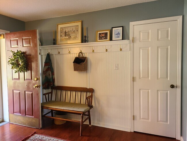 Building Photo - Ring in 2026 with THIS Great Rental!