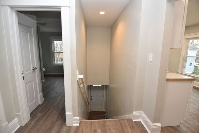 Building Photo - Spacious Downtown Mishawaka Apartment