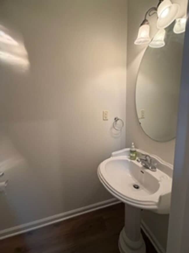Building Photo - Knoxville Lovell Road Area 3 Bedroom 2.5 Bath with Garage Lawn Maintenance and Trash Pick up incl...