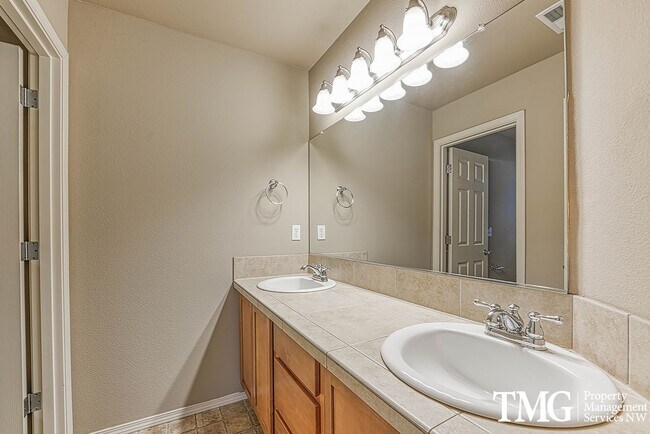 Building Photo - Gorgeous Four Bedroom Townhome in Hillsboro!