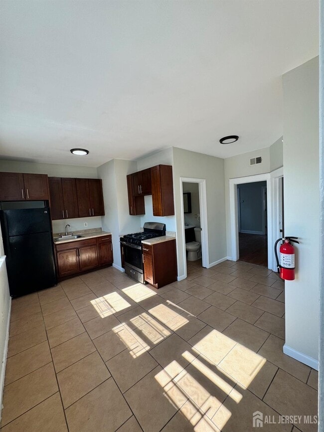 Building Photo - 123 University Pl