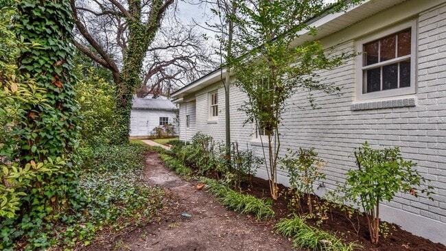Building Photo - 2801 Perry Ln