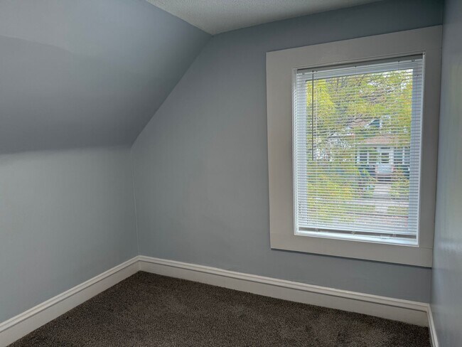 Building Photo - 1507 N Newton Ave