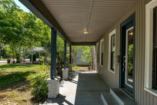 Building Photo - Cozy 3 bedroom, 1 bathroom home located in...
