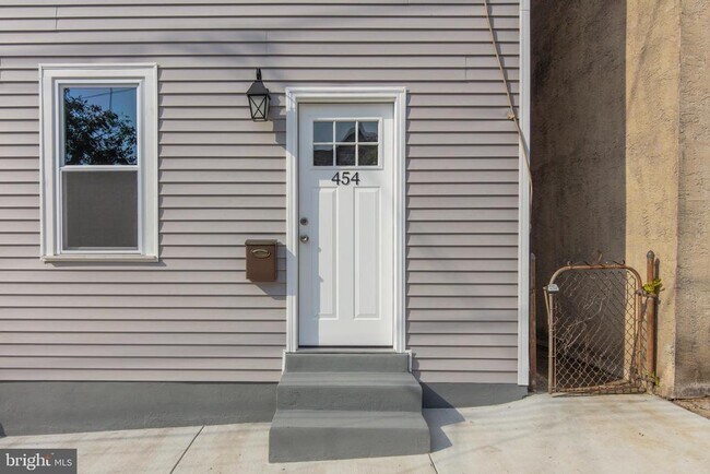 Building Photo - 454 Old Elm St