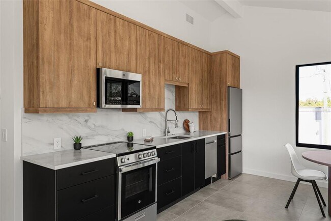 Building Photo - 870 Carver St