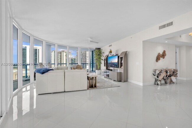 Building Photo - 333 Las Olas Way