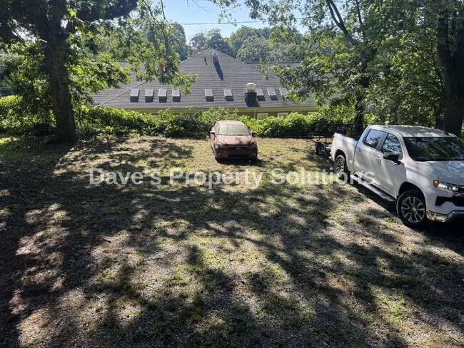 Building Photo - Move-In Ready Upstairs Unit | New Flooring, Eat-In Kitchen & Tons of Closets