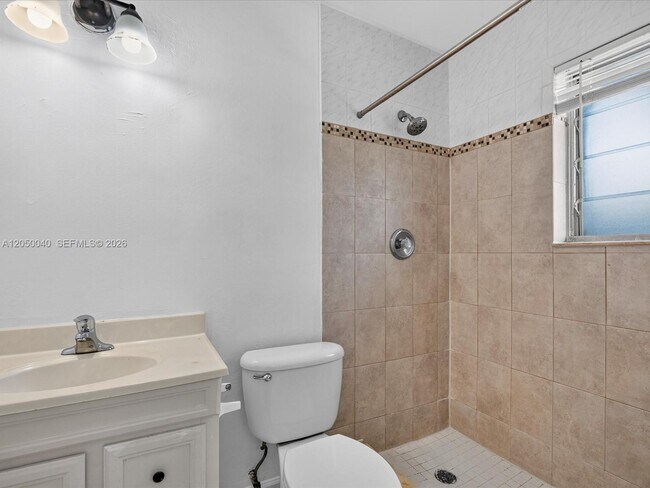 Building Photo - 2513 NE 33rd Ave