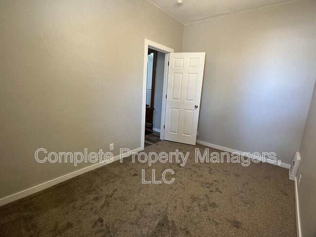 Building Photo - 930 S Broadway Ave