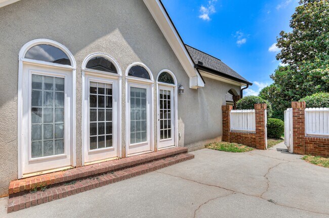 Building Photo - 208 Stonington Dr