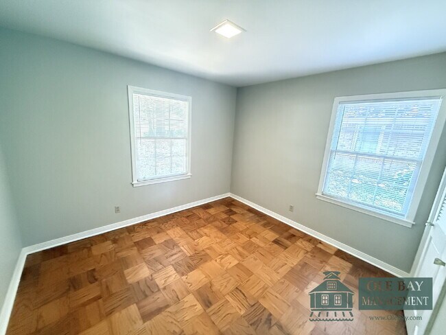 Building Photo - "Charming 3-Bed Oasis with Modern Comforts on Syracuse Street, Mobile!"  All approved application...