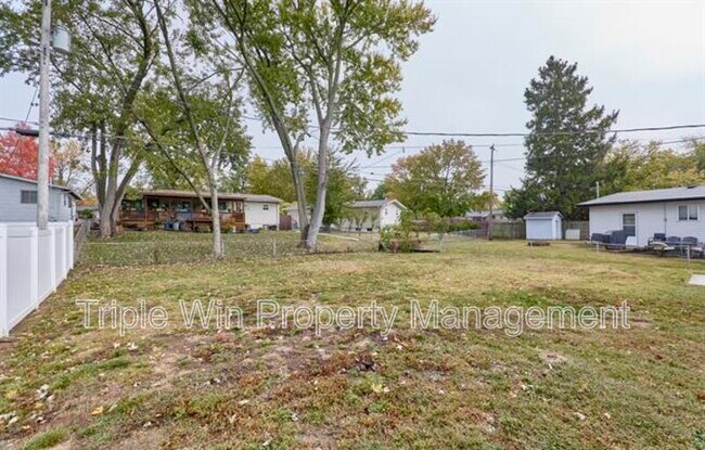 Building Photo - 803 Holiday Ave