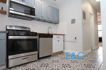 Building Photo - Top Level 3 BR Townhouse Custom Apt.  with large private outdoor Space