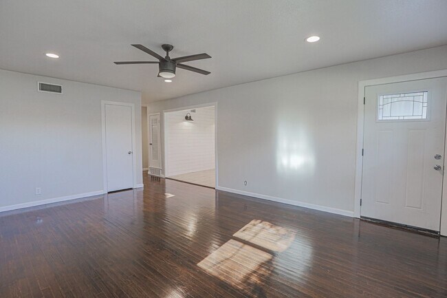 Building Photo - Pre Leasing for fall 2026! 4/2 in Medical District