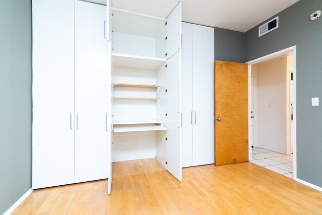 Building Photo - Prime Venice 1Bed/1Bath Condo! Don't Miss Out!