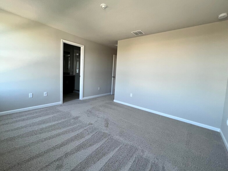 Building Photo - 5656 Mentmore Dr