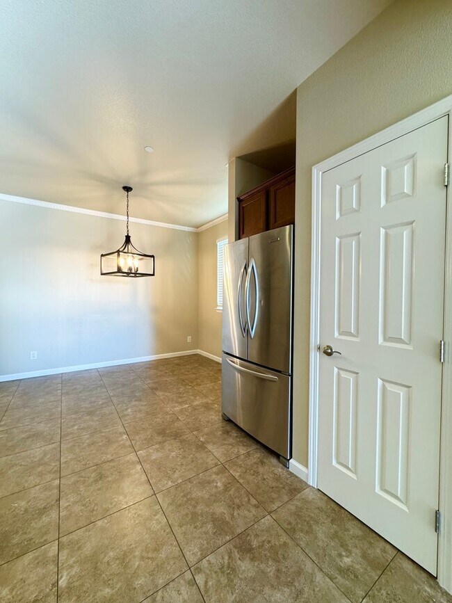 Building Photo - Luxury Townhouse in Vista Ridge Subdivision!