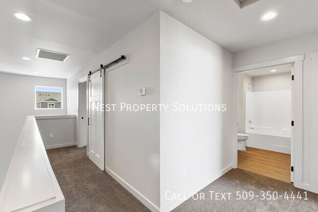 Building Photo - 370 Ivy St NE