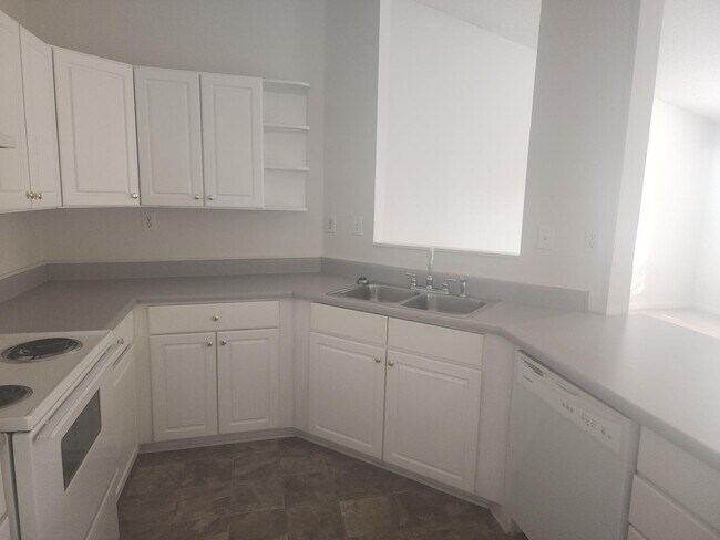 Building Photo - 141-300 (4)