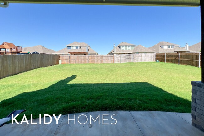 Building Photo - 805 Red River Dr