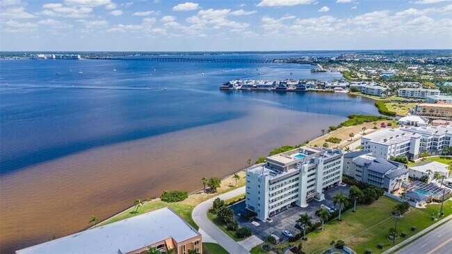 Building Photo - 1500 Park Beach Cir