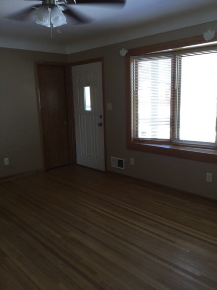 LIVINGROOM - 115 19 1/2 Ave N