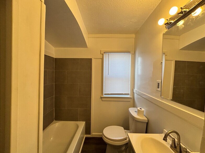 Building Photo - 20059 Bloom St