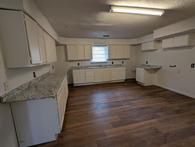 Building Photo - Spacious Updated 3 Bedroom Home