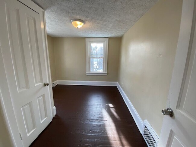 Building Photo - Classic 3-Bed Home with Covered Porch & Off-Street Parking