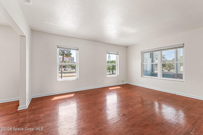 Building Photo - 1008 E Strawbridge Ave