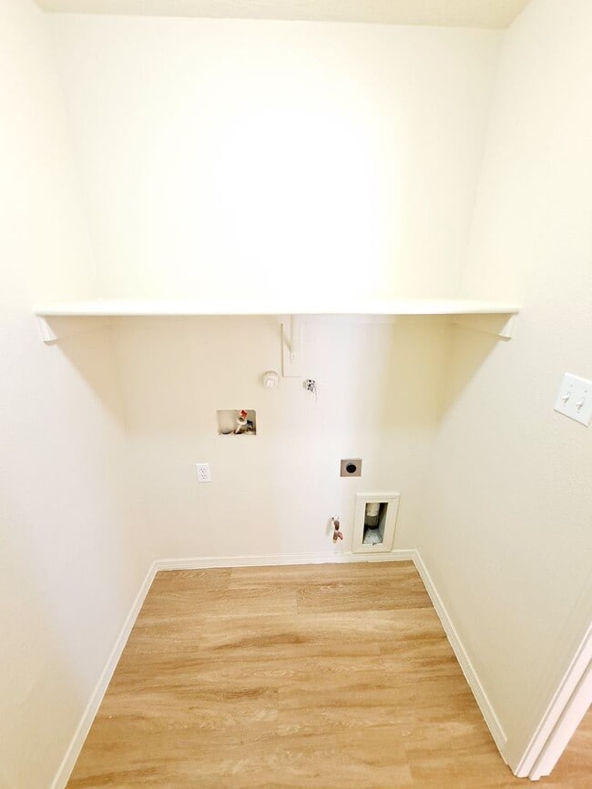 Building Photo - Gorgeous 4-bedroom, 2-bath home featuring ...