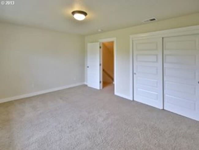 Building Photo - Prime Location, Overlook Townhome!