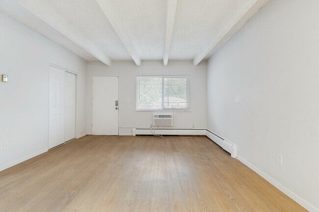 73057315 W 9th Place Units 7-large-007-002-07-1500x1000-72dpi - OakView Apartments