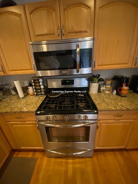 Building Photo - 221 Salem St