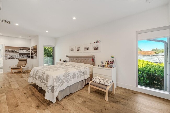 Building Photo - 79 Shore Dr E