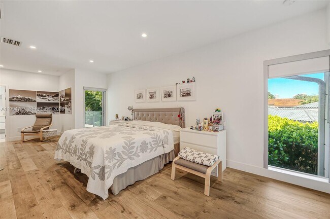 Building Photo - 79 Shore Dr W