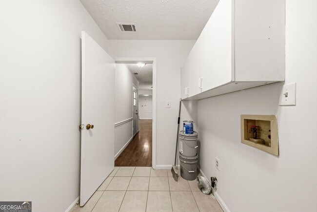 Building Photo - 3940 Hubert Dr