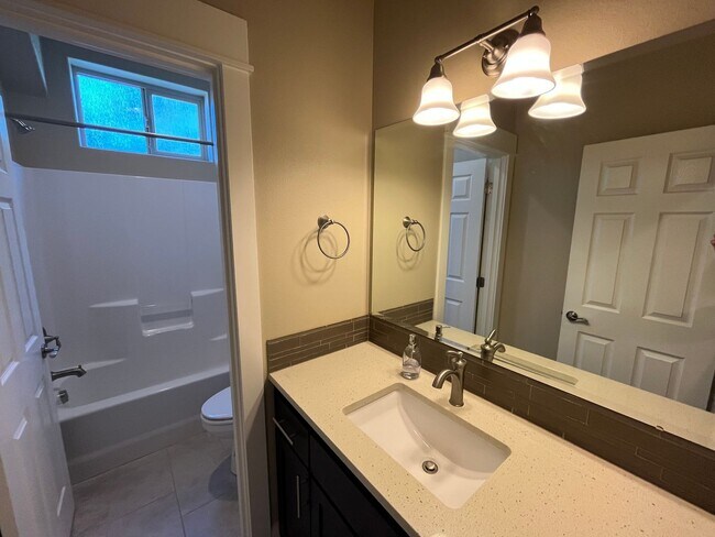 Building Photo - Spacious 3-Bed, 2.5 Bath Home with Community Pool in NE Bend