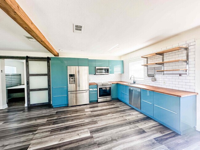 Building Photo - 1540 Lake Howard Dr