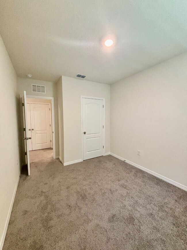 Building Photo - 2915 Canary Ave