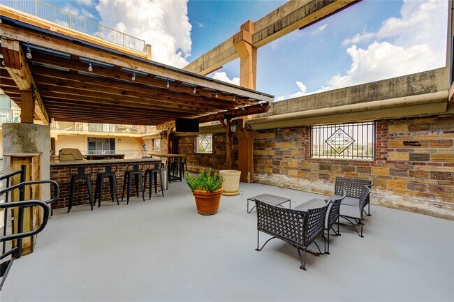 Building Photo - 2205 McKinney St